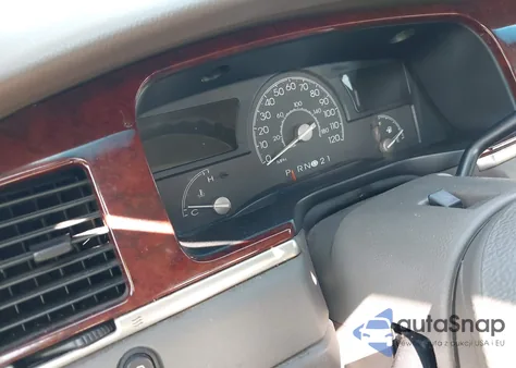 2003 Lincoln Town Car Signature z USA, uszkodzony, nr VIN 1LNHM82W73Y632552